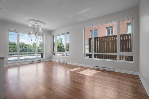 Living room - 110-245 Ch. Bates, Mont-Royal, QC - Indoor