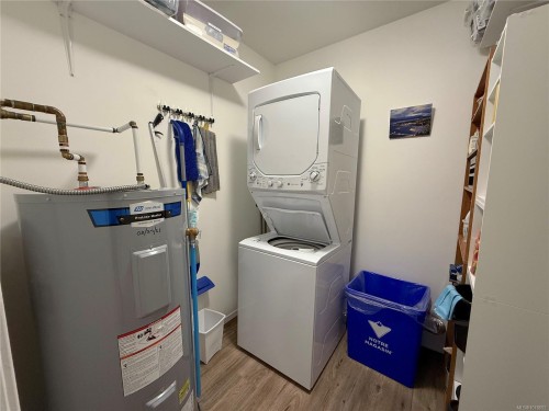 201-1216 Island Hwy South, Campbell River, BC - Indoor Photo Showing Laundry Room