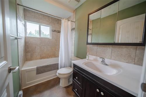 920 22Nd Avenue, Cranbrook, BC - Indoor Photo Showing Bathroom