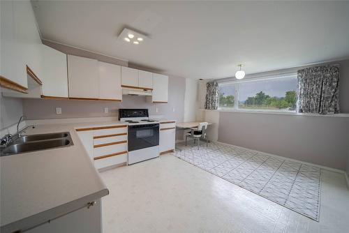 920 22Nd Avenue, Cranbrook, BC - Indoor Photo Showing Kitchen With Double Sink