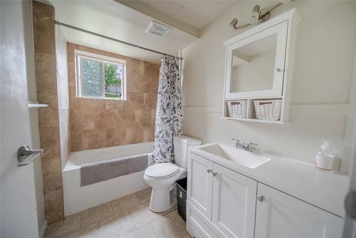 920 22Nd Avenue, Cranbrook, BC - Indoor Photo Showing Bathroom