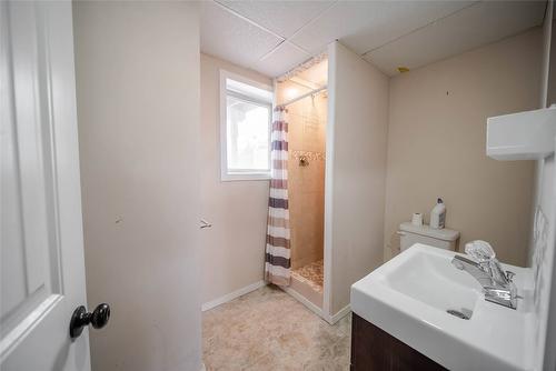 920 22Nd Avenue, Cranbrook, BC - Indoor Photo Showing Bathroom