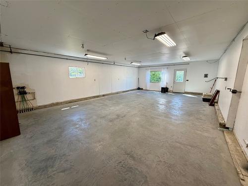 920 22Nd Avenue, Cranbrook, BC - Indoor Photo Showing Garage
