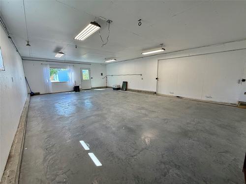 920 22Nd Avenue, Cranbrook, BC - Indoor Photo Showing Garage