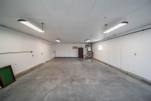 920 22Nd Avenue, Cranbrook, BC - Indoor Photo Showing Garage