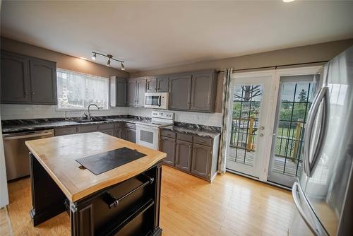 920 22Nd Avenue, Cranbrook, BC - Indoor Photo Showing Kitchen