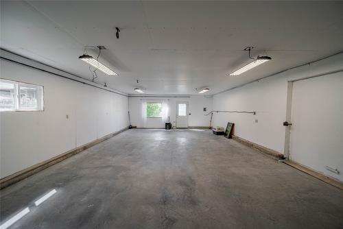 920 22Nd Avenue, Cranbrook, BC - Indoor Photo Showing Garage