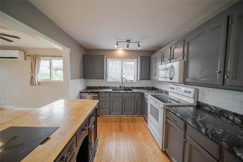 920 22Nd Avenue, Cranbrook, BC - Indoor Photo Showing Kitchen