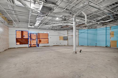 Commerce - 613 Rue Principale, Laval (Sainte-Dorothée), QC - Indoor Photo Showing Garage