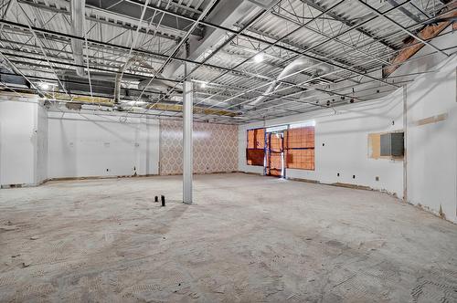 Commerce - 613 Rue Principale, Laval (Sainte-Dorothée), QC - Indoor Photo Showing Garage