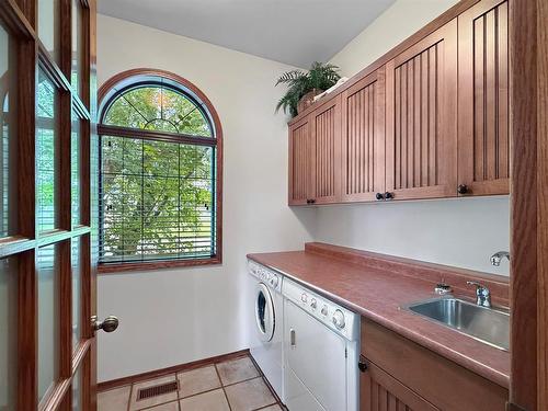 3211 Mcdonald Avenue, Brandon, MB - Indoor Photo Showing Laundry Room