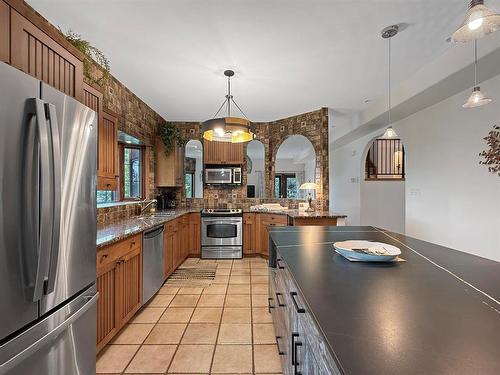 3211 Mcdonald Avenue, Brandon, MB - Indoor Photo Showing Kitchen With Double Sink