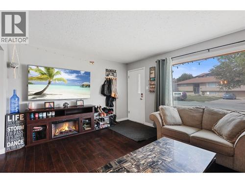 1721 Brunner Avenue, Kamloops, BC - Indoor Photo Showing Living Room