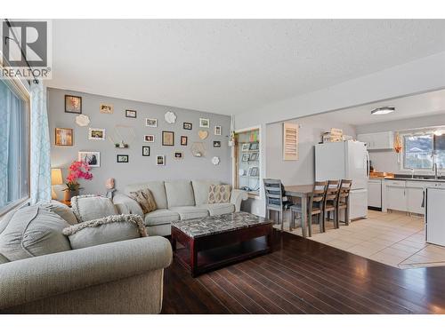 1721 Brunner Avenue, Kamloops, BC - Indoor Photo Showing Living Room