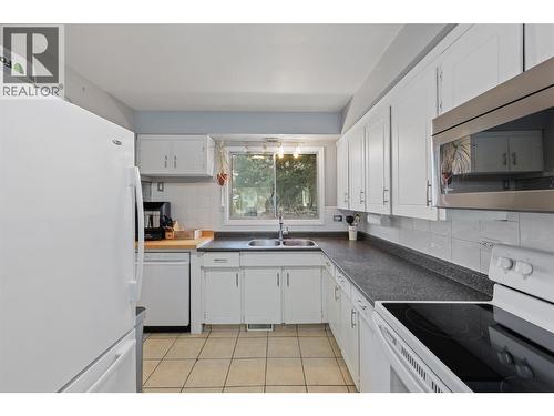 1721 Brunner Avenue, Kamloops, BC - Indoor Photo Showing Kitchen With Double Sink
