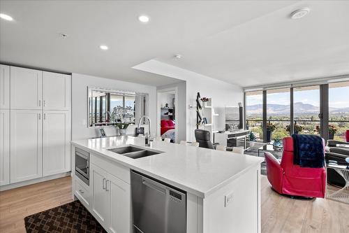 902-485 Groves Avenue, Kelowna, BC - Indoor Photo Showing Kitchen With Double Sink
