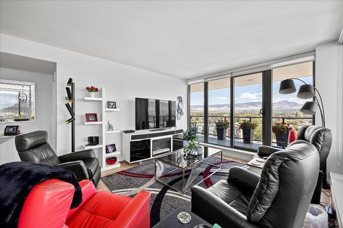 902-485 Groves Avenue, Kelowna, BC - Indoor Photo Showing Living Room