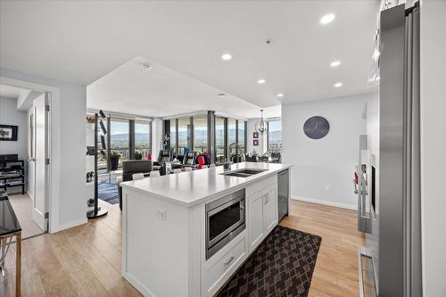 902-485 Groves Avenue, Kelowna, BC - Indoor Photo Showing Kitchen With Double Sink With Upgraded Kitchen