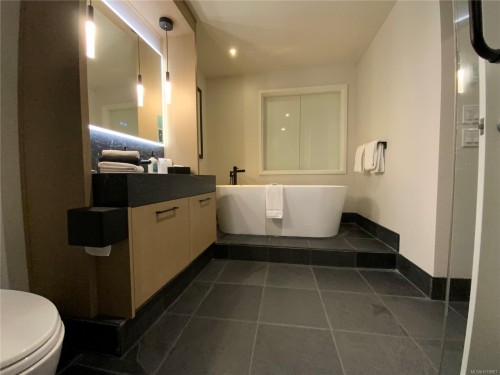 202-596 Marine Dr, Ucluelet, BC - Indoor Photo Showing Bathroom