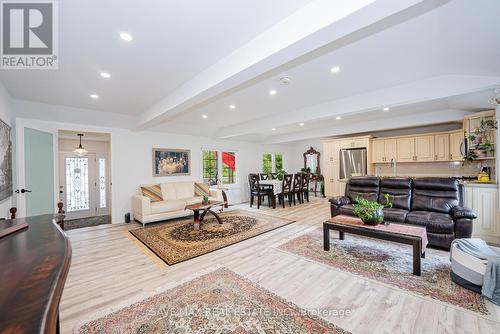 1127 Shore Acres Drive N, Innisfil, ON - Indoor Photo Showing Living Room