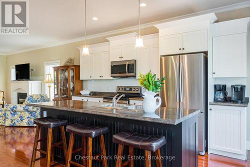 Centre island for breakfast and entertaining - 77 Findlay Drive, Collingwood, ON - Indoor Photo Showing Kitchen With Double Sink With Upgraded Kitchen