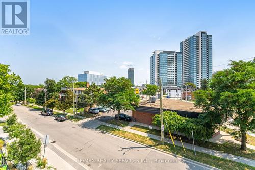 311 - 690 King Street W, Kitchener, ON - Outdoor