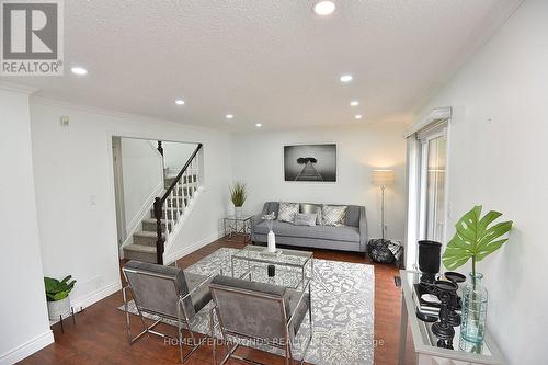95 Birchpark Drive N, Grimsby, ON - Indoor Photo Showing Living Room