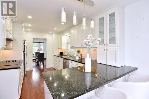 95 Birchpark Drive N, Grimsby, ON - Indoor Photo Showing Kitchen With Upgraded Kitchen