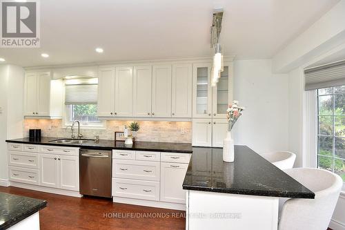 95 Birchpark Drive N, Grimsby, ON - Indoor Photo Showing Kitchen With Upgraded Kitchen