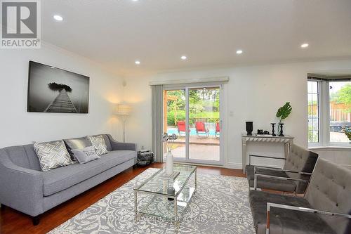 95 Birchpark Drive N, Grimsby, ON - Indoor Photo Showing Living Room