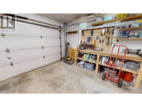 7392 8Th Avenue, Hosmer, BC - Indoor Photo Showing Garage