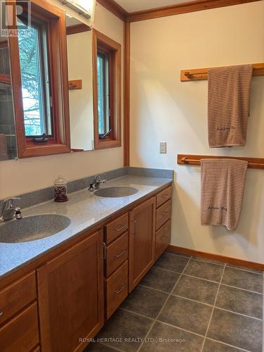 Spacious Primary Ensuite - 7224 Island 630 Georgian Bay, Georgian Bay, ON - Indoor Photo Showing Bathroom