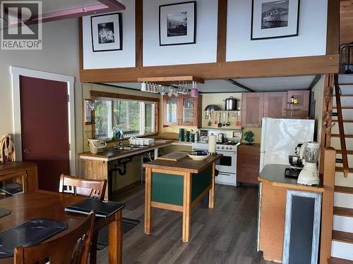 A-10640 Powell Lake, Powell River, BC - Indoor Photo Showing Kitchen