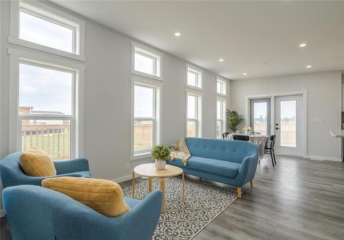 31 Vista Lane, Mitchell, MB - Indoor Photo Showing Living Room