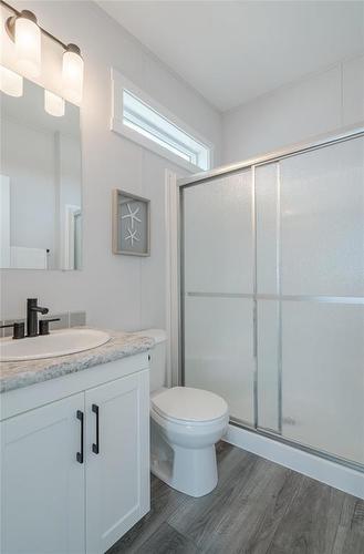 31 Vista Lane, Mitchell, MB - Indoor Photo Showing Bathroom