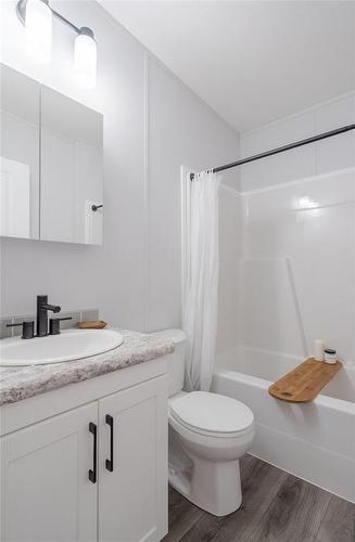 31 Vista Lane, Mitchell, MB - Indoor Photo Showing Bathroom