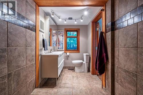 4225 3A Highway, Nelson, BC - Indoor Photo Showing Bathroom
