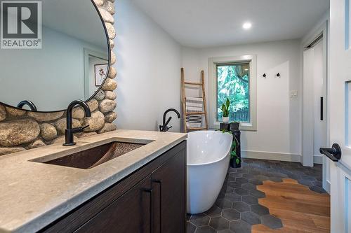 4225 3A Highway, Nelson, BC - Indoor Photo Showing Bathroom