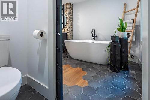 4225 3A Highway, Nelson, BC - Indoor Photo Showing Bathroom