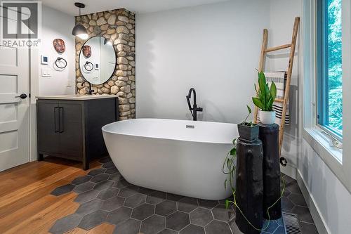 4225 3A Highway, Nelson, BC - Indoor Photo Showing Bathroom