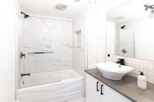 Bathroom - 235  - 237 Rue Ste-Marie, Terrebonne (Terrebonne), QC - Indoor Photo Showing Bathroom