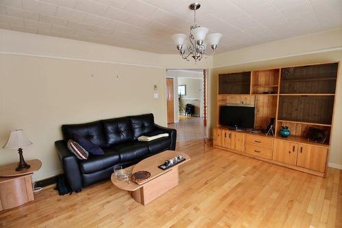 Salon - 799 Route 132 E., Nouvelle, QC - Indoor Photo Showing Living Room