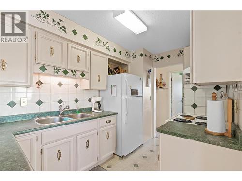 KITCHEN - Nice green countertops! - 3011 11 Street, Vernon, BC - Indoor Photo Showing Kitchen With Double Sink