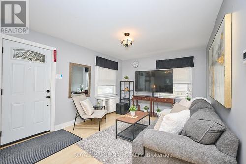 8 Woodburn Avenue, St. Catharines (Oakdale), ON - Indoor Photo Showing Living Room