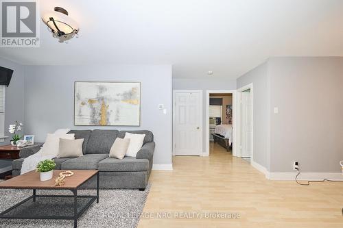 8 Woodburn Avenue, St. Catharines (Oakdale), ON - Indoor Photo Showing Living Room