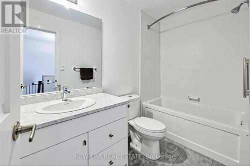 60 - 120 Court Drive, Brant, ON - Indoor Photo Showing Bathroom
