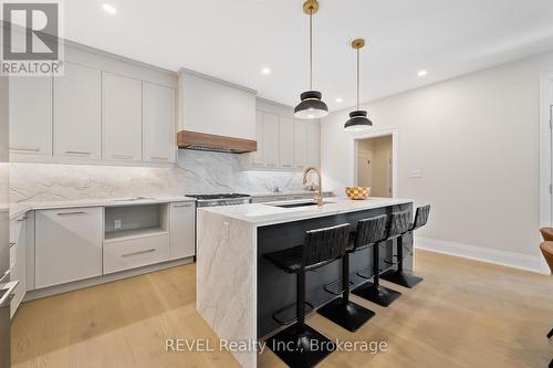 8 Accursi Crescent, Pelham (Fonthill), ON - Indoor Photo Showing Kitchen With Upgraded Kitchen