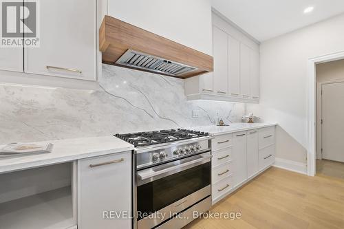 8 Accursi Crescent, Pelham (Fonthill), ON - Indoor Photo Showing Kitchen With Upgraded Kitchen