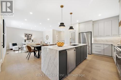 8 Accursi Crescent, Pelham (Fonthill), ON - Indoor Photo Showing Kitchen With Upgraded Kitchen