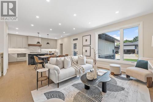 8 Accursi Crescent, Pelham (Fonthill), ON - Indoor Photo Showing Living Room